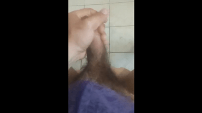 Sega il Cazzone in Bagno